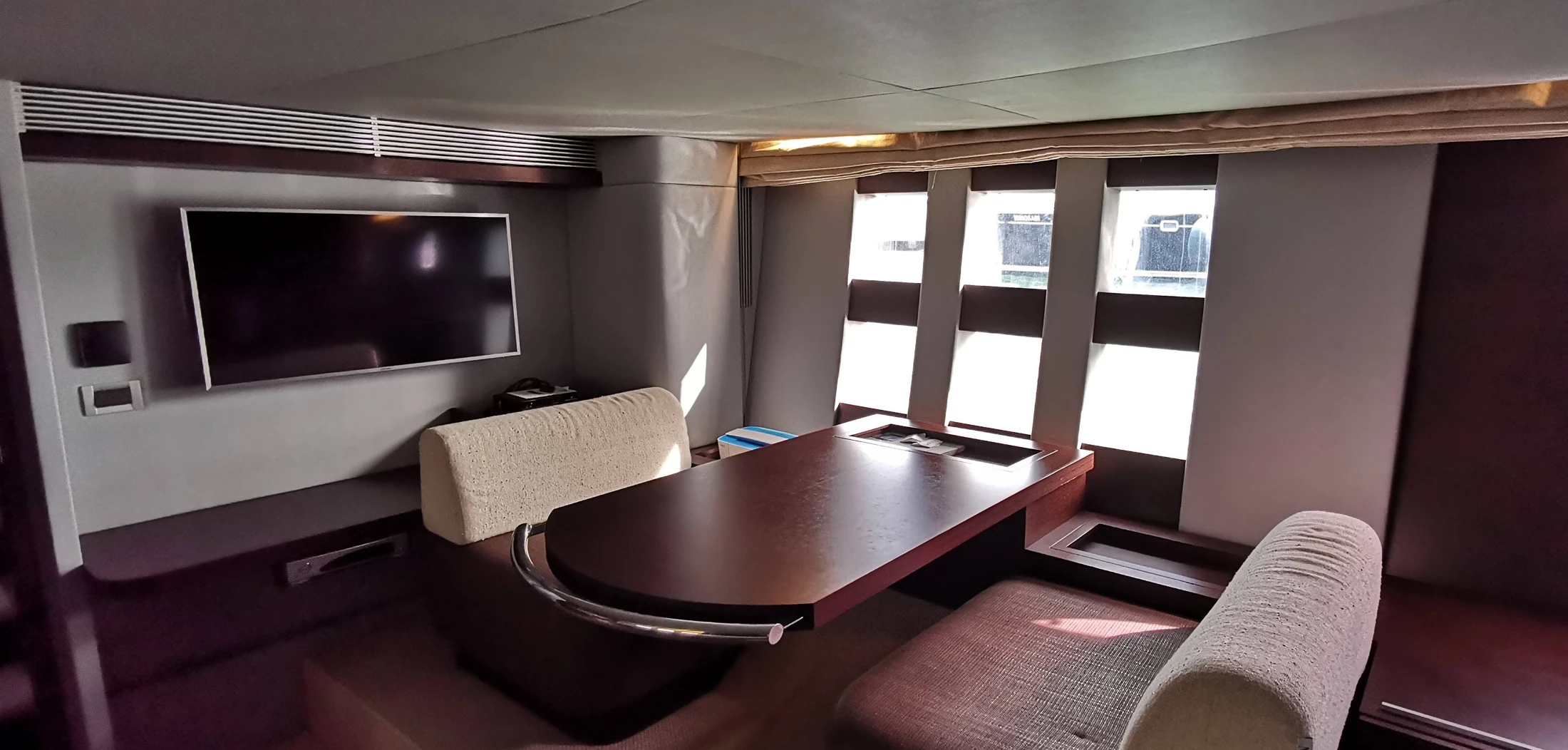 Azimut 68S — Restauración de interiores y tapizados: salón, asientos del puesto de mando y detalles de los revestimientos.