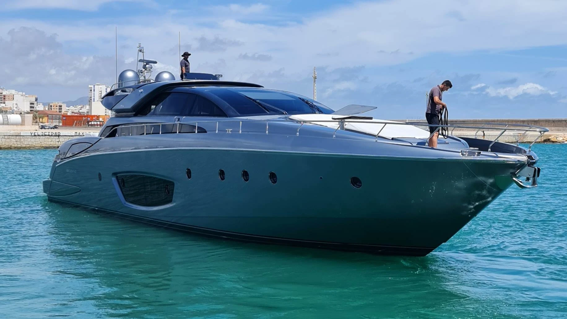 Riva 86 Domino — Restauración completa de pintura: reparación de defectos y aplicación de pintura metalizada bicapa a dos tonos.