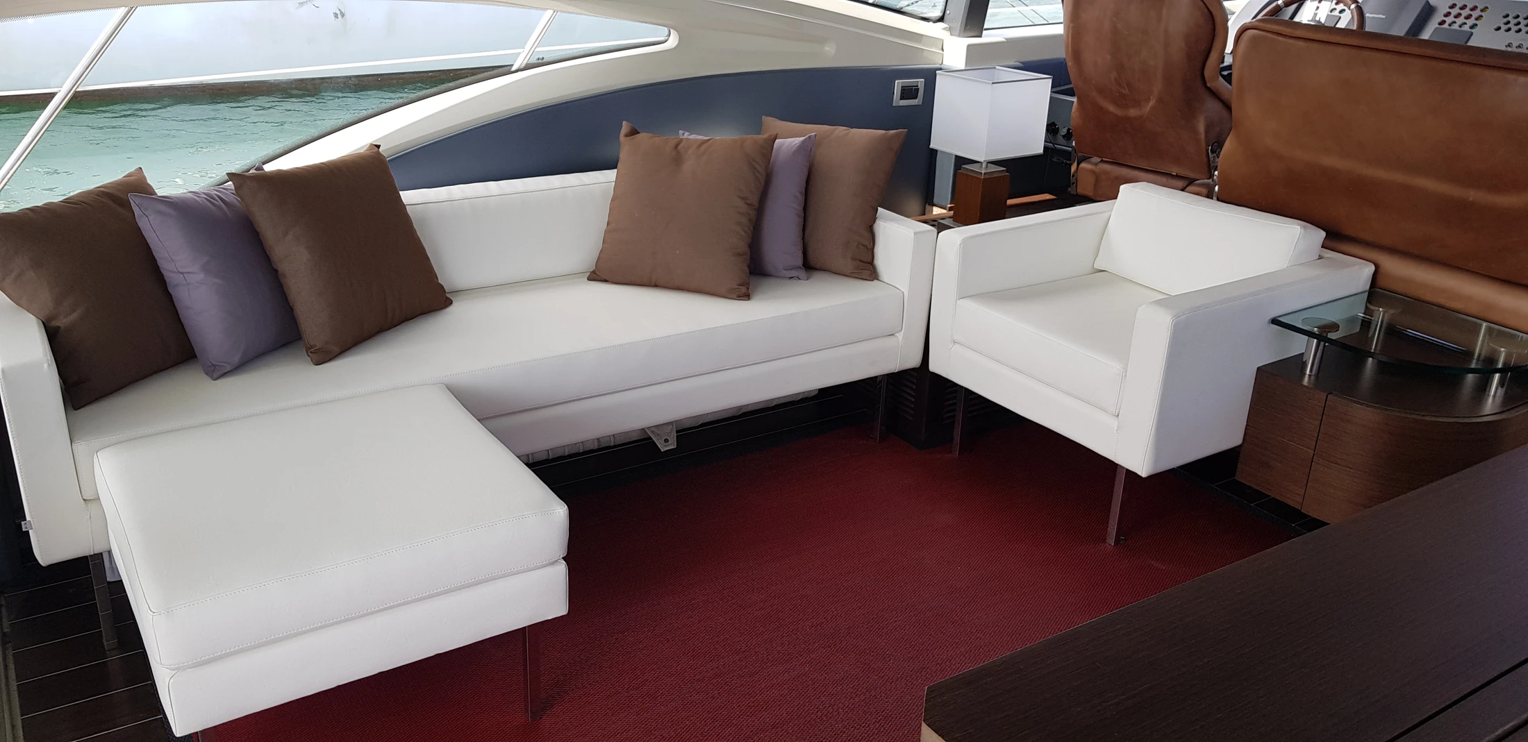 Azimut 68S — Restauración de interiores: una mirada al salón, los camarotes y los acabados del techo.