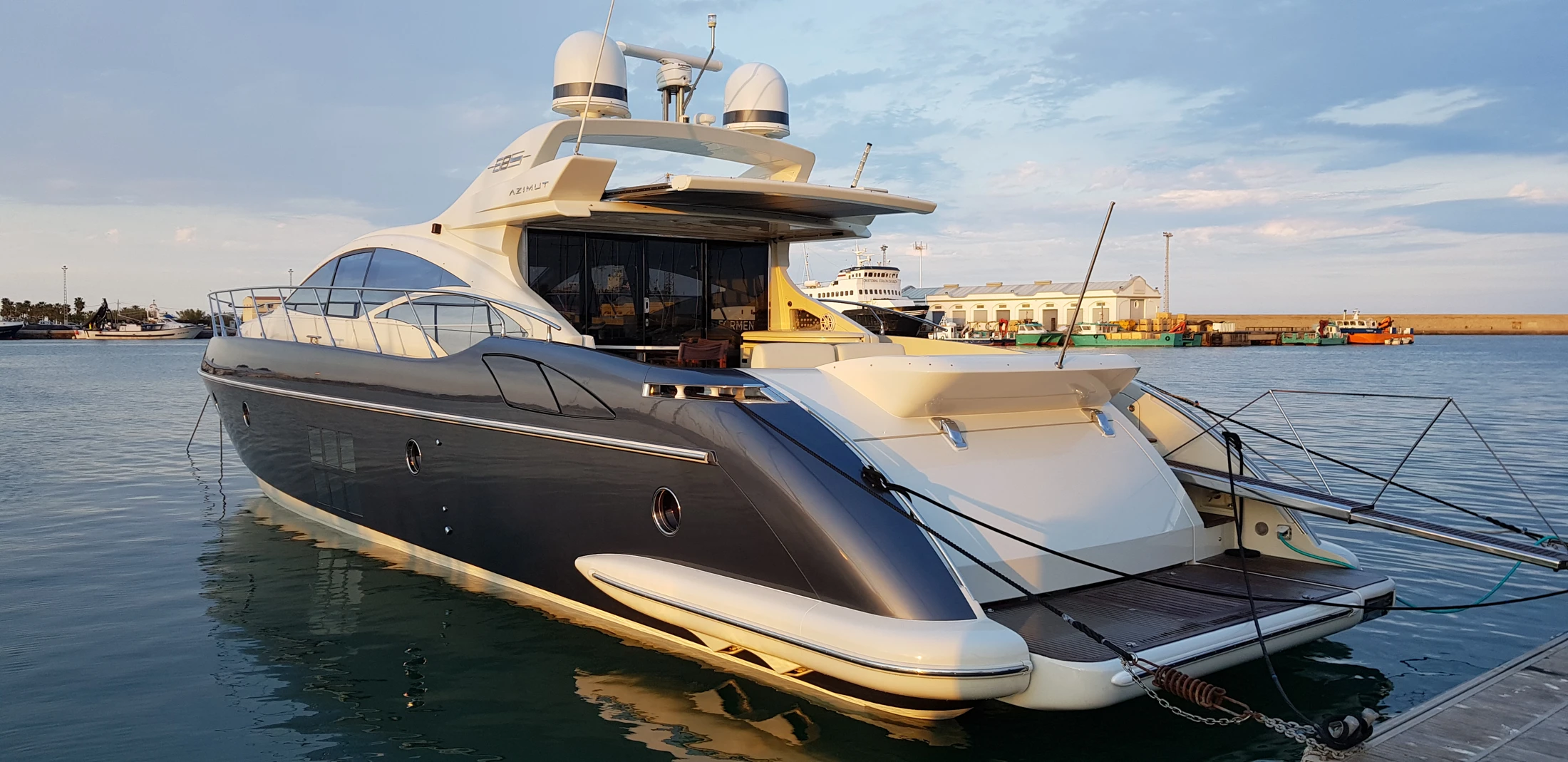 Azimut 68S — Pintura de costados con cambio de color y reparaciones menores. Cinco vistas del resultado y sus detalles.