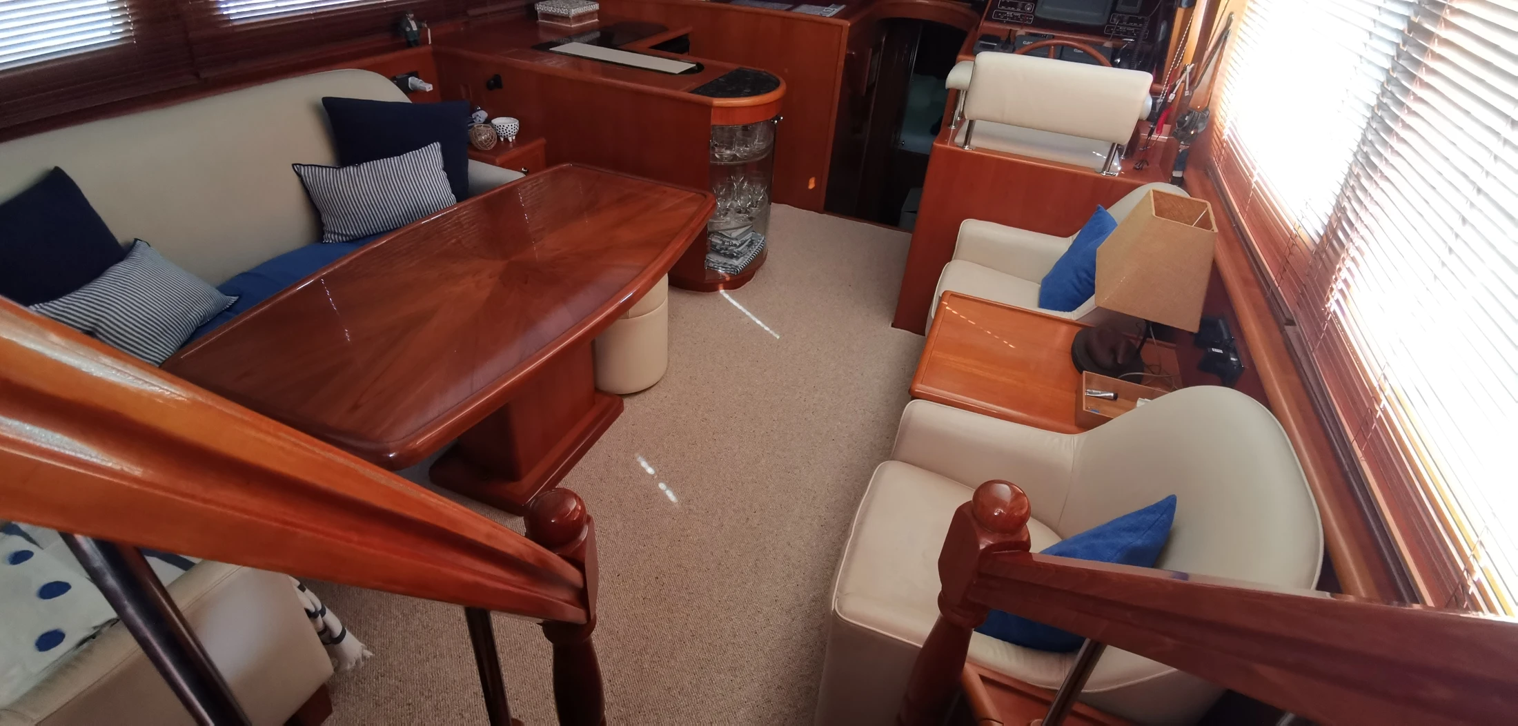 Trader 575 — Restauración de la moqueta interior, con atención a los pasos, las curvas del mobiliario y los remates de los escalones.