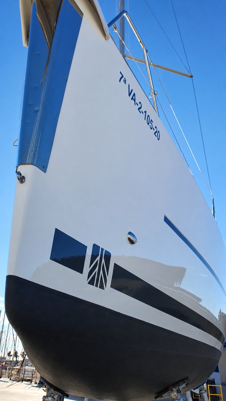 Acabado recién pintado de un velero